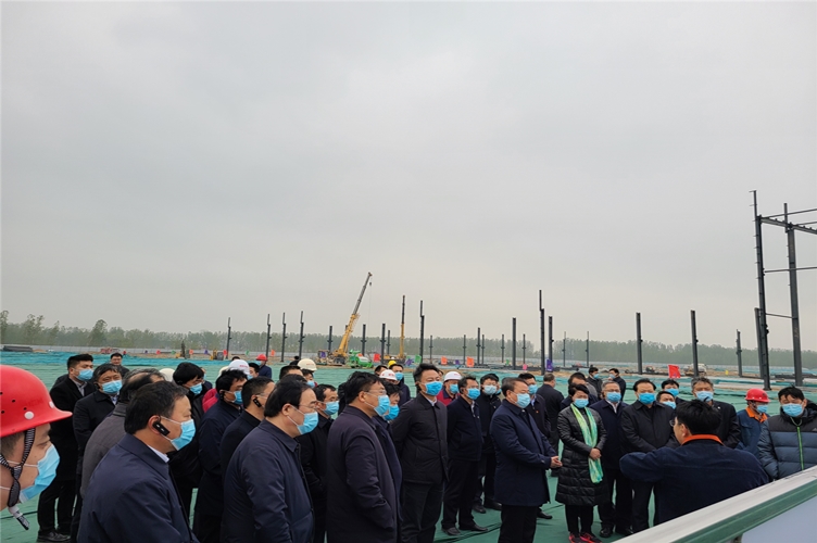 濮陽各級領(lǐng)導在聽取濮耐項目匯報_副本.jpg